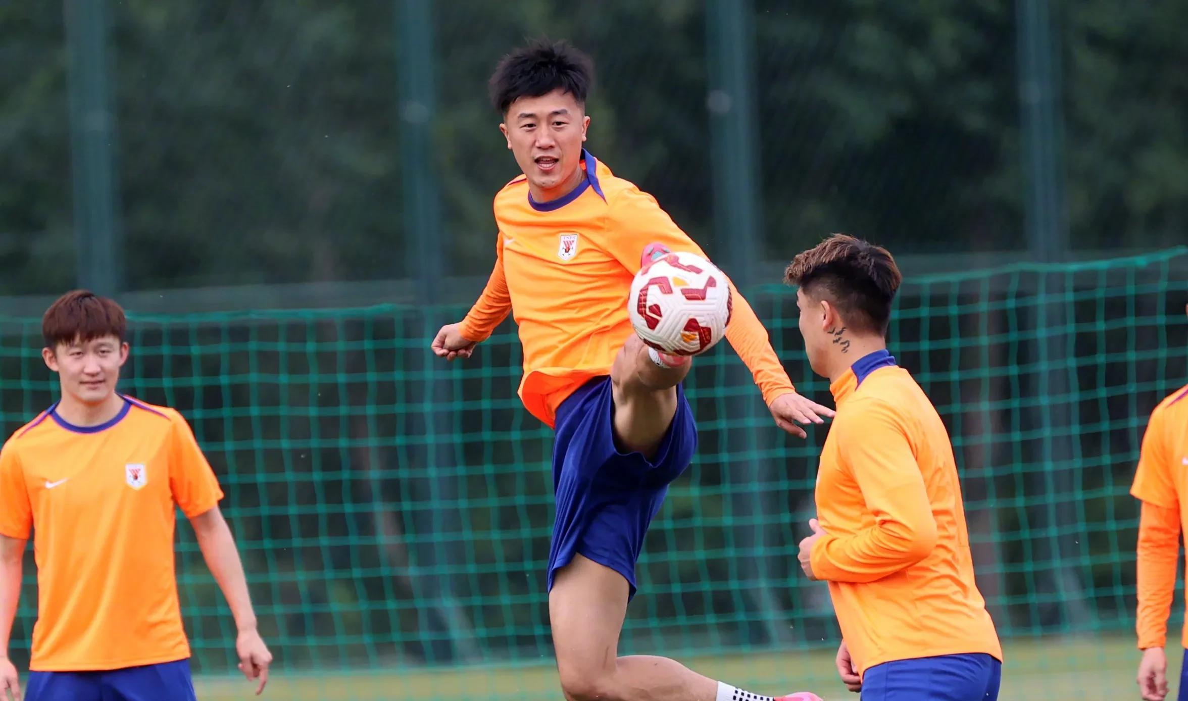 关于清晨欧超杯焦点战，山东泰山完成体检，引发热议，资深球员宣示担当的信息