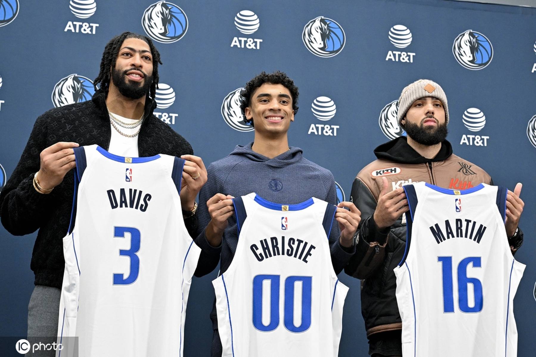 金年会娱乐包含达拉斯独行侠训练开放日，集结日门线救险引欢呼，CBA季后赛在即，更衣室氛围转暖的词条