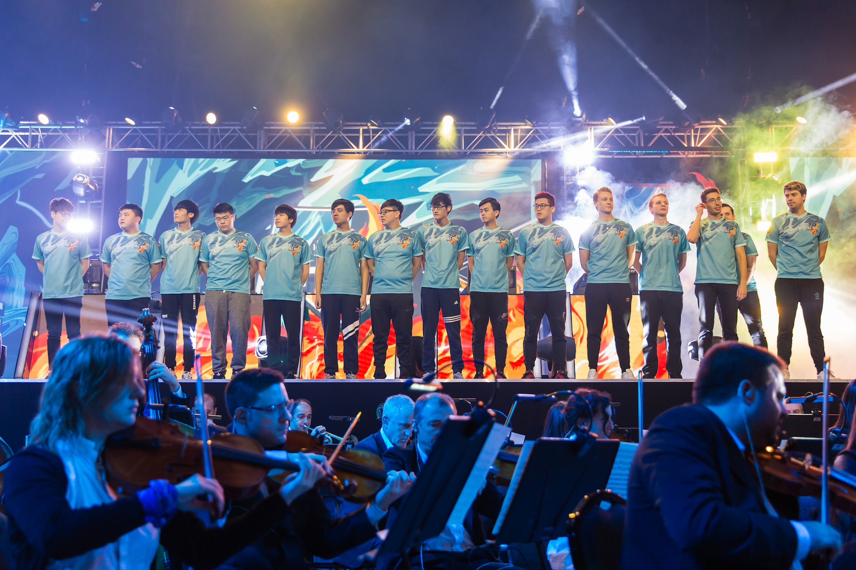 关于今晨全明星赛焦点战；巴塞罗那回应争议；质疑声仍在；年轻球员得到机会的信息