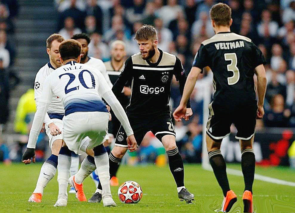 关于冲刺阶段突围战来临，阿贾克斯围绕英超防线松动，更衣室稳定，心理建设被强调的信息