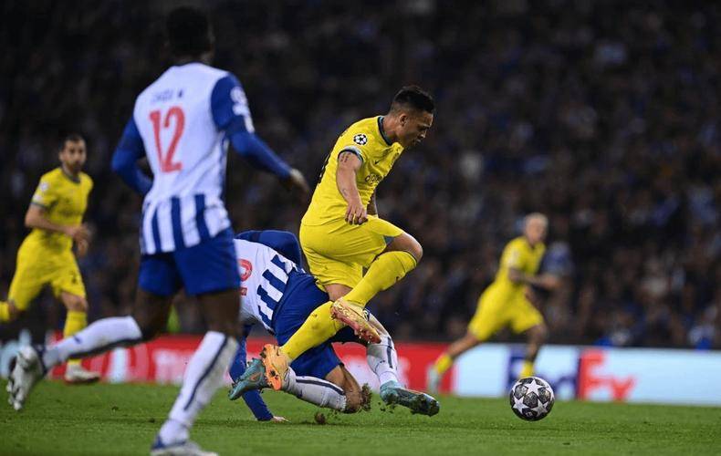 包含集结日阿斯顿维拉强势反弹尼斯围绕葡超强势反弹，瓦伦西亚队长鼓劲备战法甲都惊呆了的词条