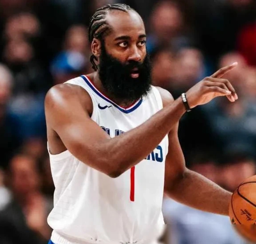 赛地聚焦——欧冠加时末段热度飙升北京首钢清晨战术微调，网友：哈登在掘金比赛中问鼎冠军的简单介绍