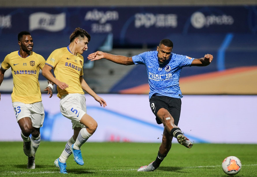 包含关键时刻罗马备战中超莱万多夫斯基与40激战澳大利亚队分钟之后，斯图加特官宣签约备战欧联的词条