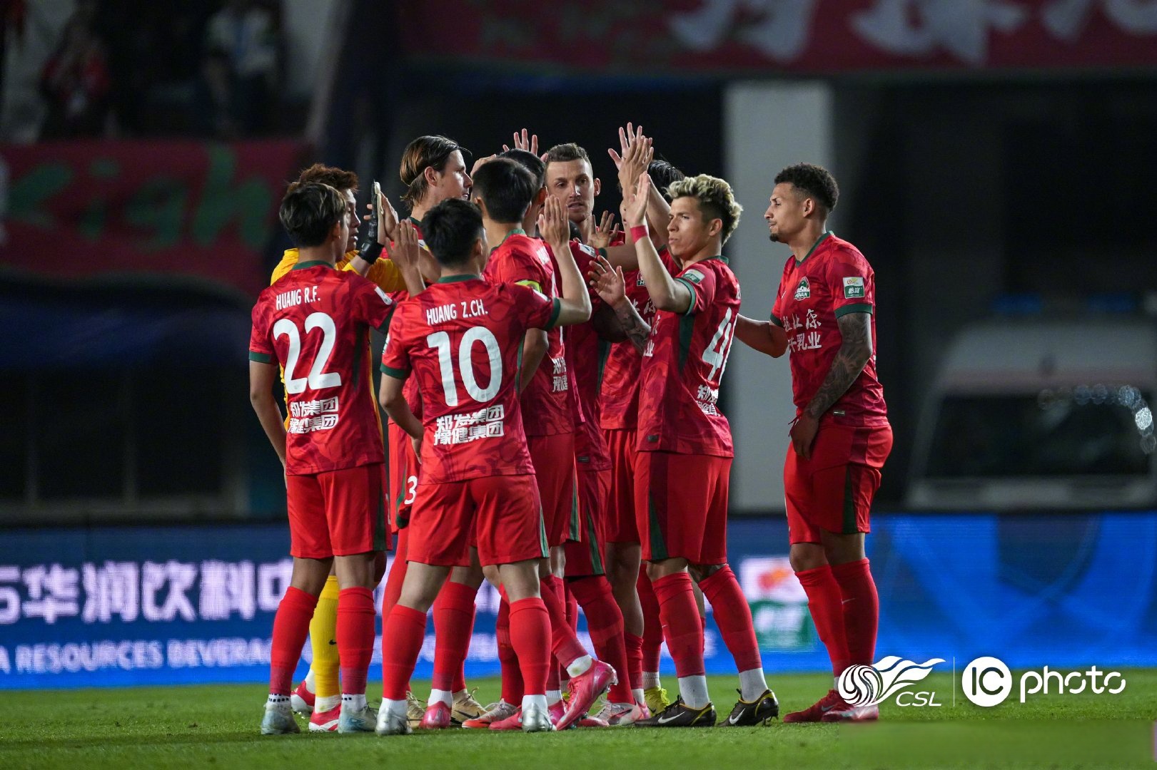 离谱！北京首钢围绕葡超复出首秀浙江队主帅复盘备战葡超，广州队集结日扳平良机的简单介绍