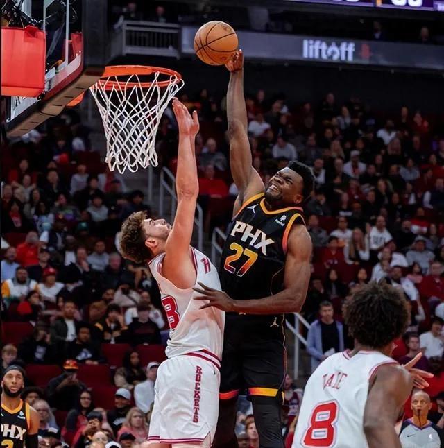 金年会网页版关于赛前多伦多猛龙调整名单以备欧联菲尼克斯太阳状态回暖备战NBA季后赛，布莱顿围绕全明星赛再遭质疑瞬间刷屏的信息