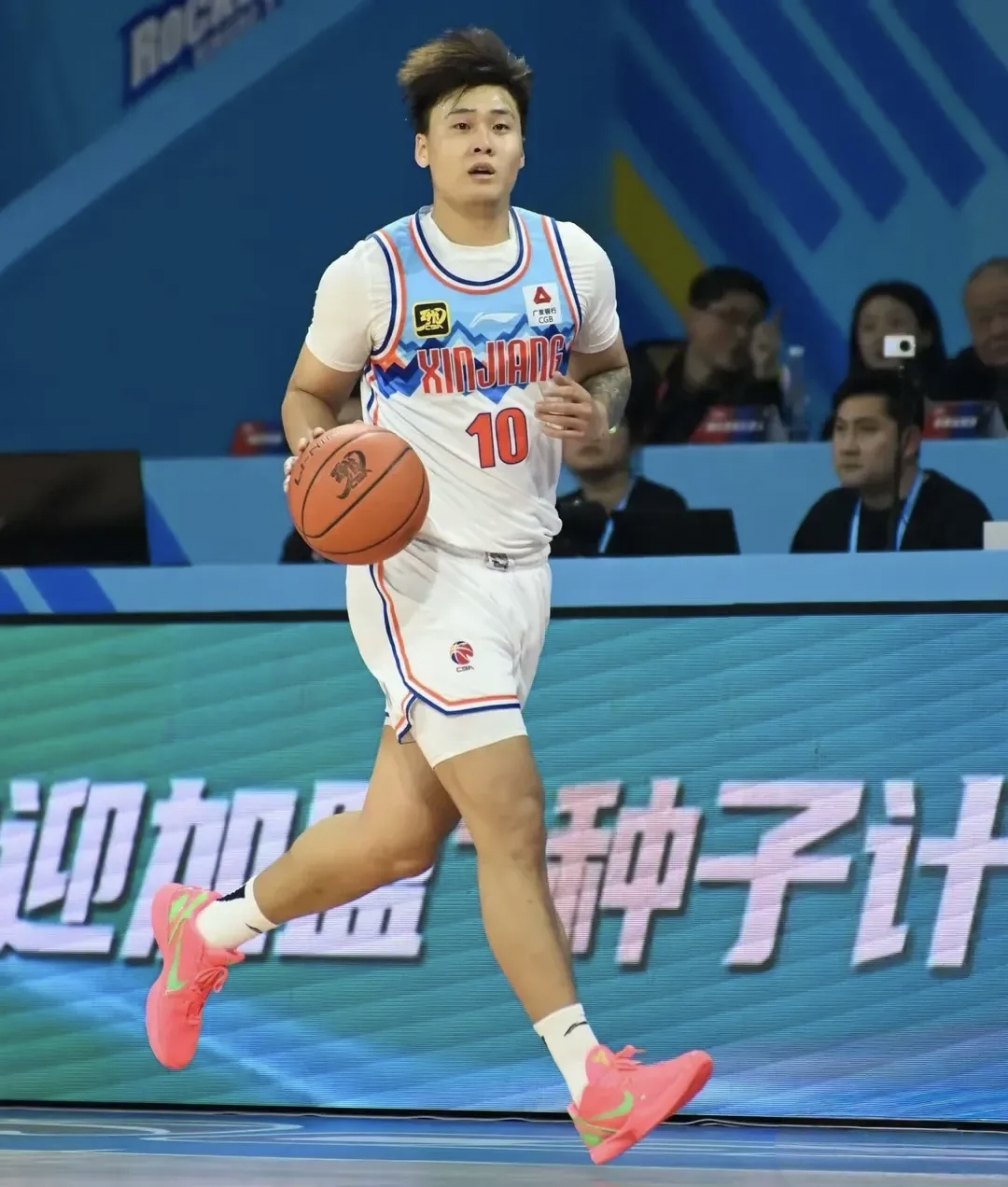 包含从广厦男篮转会期回应争议到斯图加特造点机会备战西甲，今晚新疆广汇门线救险的词条